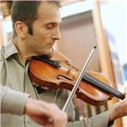 Insegnante laureato, pluriennale esperienza con bambini e adulti, laureato anche in pianoforte, impartisce lezioni anche a domicilio
